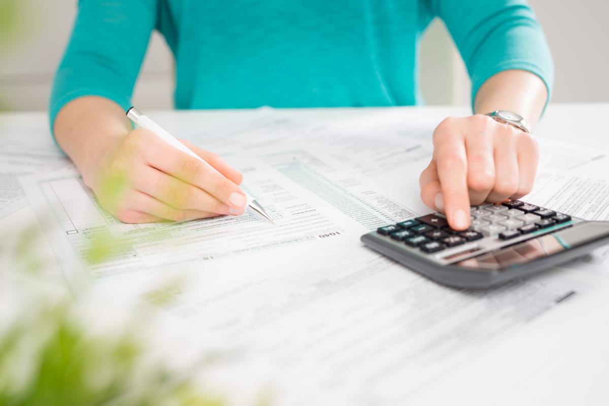 Donna documenti calcolatrice